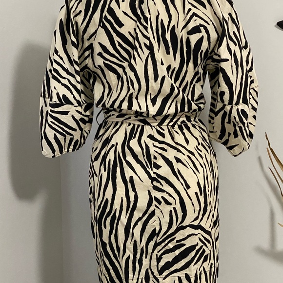 EUC Mango Zebra print puff sleeve mini size Medium - Picture 4 of 5